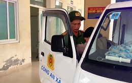 Công an xã dùng xe chuyên dụng đưa 2 sản phụ vượt mưa lũ đi sinh