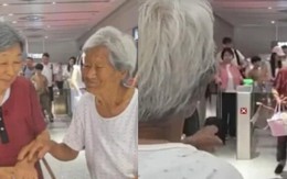 Mẹ già 109 tuổi ra tận ga tàu đón con gái U80 khiến nhiều người xúc động