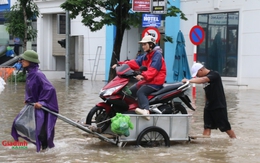 Mưa lớn từ sáng sớm, nhiều tuyến phố Hà Nội biến thành 'sông', người dân bì bõm trong nước