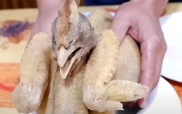 Gà luộc là món không thể thiếu trong mâm cỗ cúng Rằm tháng 7, cách luộc gà ngon và đẹp để thắp hương