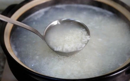 Cháo trắng không thể thiếu trong mâm cúng cô hồn: Dùng cháo ăn liền thay thế được không và cách xử lý cháo sau khi cúng