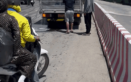 Hà Nội: Xe tải chở dầu diesel vỡ téc khi đang di chuyển, hàng trăm lít dầu tràn xuống đường