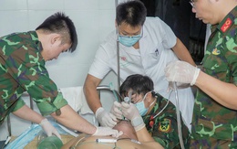 Cấp cứu thành công ngư dân nguy kịch sau 3 lần lặn sâu 40 mét tại Trường Sa