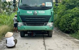 Hai cháu nhỏ bị ô tô tải tông tử vong khi đang điều khiển xe 3 bánh trên đường