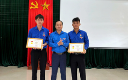 Lao ra giữa sông cứu người phụ nữ nhảy cầu trong đêm