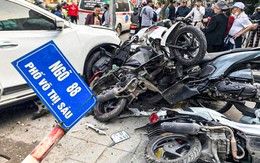 Ô tô lao lên vỉa hè, hàng loạt xe máy bị đâm hỏng