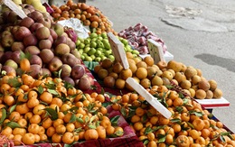 Cam giá rẻ bán đầy thị trường, tiểu thương chia sẻ “mẹo” phân biệt cam Cao Phong chuẩn và hàng Trung Quốc