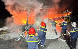 Xe giường nằm cháy rụi trên cao tốc