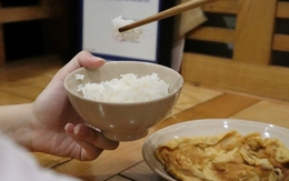 5 thói quen khi ăn cơm cần bỏ ngay nếu không muốn rước bệnh vào người