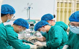 Thanh niên khỏe mạnh bất ngờ sốc tim, bác sĩ bệnh viện miền núi cứu sống bằng kỹ thuật VA-ECMO