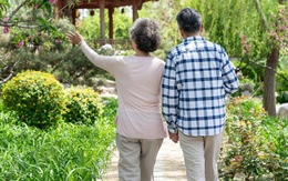 Gửi đều đặn 10 triệu đồng mỗi tháng, tôi chết lặng khi thấy cuộc sống ở nhà của bố mẹ