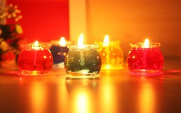 Nhà nào cũng đặt đèn và nến trên bàn thờ, nhưng không phải ai cũng biết cách sắp xếp để mang đại cái đại lợi, nhất là vào dịp Tết