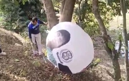 Vật thể lạ rơi trên cánh đồng khiến người dân hoảng sợ