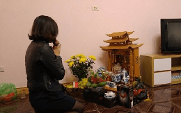 Có nên tỉa chân nhang bàn thờ Thần tài?