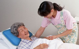 Anh trai hứa chu cấp để em gái nghỉ việc chăm mẹ, rồi quay lưng ngay sau tang lễ