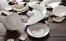 Vỡ cốc chén và điềm báo trong quan niệm của người Việt và các nước trên thế giới