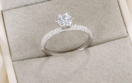 Năm 2026 giá vàng, bạc tăng cao, dưới 5 triệu đồng mua được nhẫn cầu hôn loại nào?