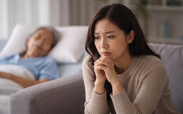 Mẹ chồng gửi tiền mà không trông cháu khi tôi sinh, bà ốm nặng tôi có nên về chăm?