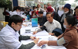 Hàng trăm người cao tuổi được khám miễn phí, tặng quà trong Chương trình 'Sống khỏe mỗi ngày – Vì một Việt Nam thật khỏe'