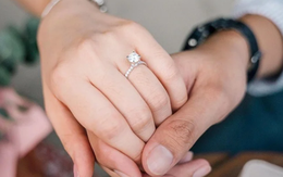 Năm 2026 nên mua nhẫn cầu hôn vàng hay bạc?