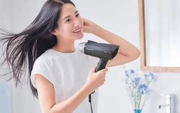 Dùng máy sấy tóc làm ấm cơ thể khi trời mưa rét: Lợi ích và rủi ro cần biết