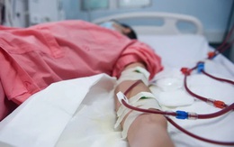 Nữ sinh 18 tuổi suy thận giai đoạn cuối bật khóc thừa nhận một sai lầm nhiều người Việt mắc phải