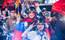 Mưa rét 9ºC, người Hà Nội vẫn xuống phố mừng U23 Việt Nam thắng Hàn Quốc