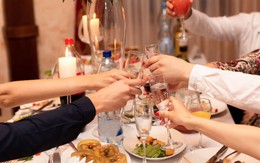 Sau tuổi 40, người khôn ngoan không còn 'cả nể' nhận lời dự 3 kiểu tiệc tùng này