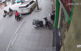 Hà Nội: Khoảnh khắc xe ô tô lùi 'mất kiểm soát' khiến 2 người thương vong trên phố Khâm Thiên