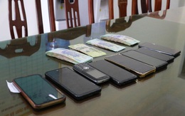 Đột kích 'lô cốt' trong nhà dân, bắt 12 đối tượng đánh bạc chuyên nghiệp