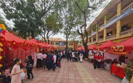 Hội chợ quê đưa không khí Tết Nguyên đán về sớm trên nhiều sân trường Thủ đô