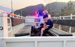 Lai Châu: Dùng xe chuyên dụng cứu 2 thiếu niên bất tỉnh bên đường