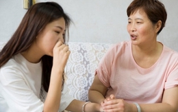 Sinh con giữa lúc chồng đi công tác, mẹ chồng nói 1 câu khiến con dâu bật khóc