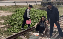 Xử phạt cặp vợ chồng nướng đồ ăn trên đường sắt