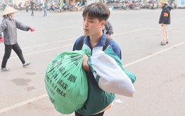 Ngày cuối nghỉ Tết Dương lịch, người dân lỉnh kỉnh bê quà quê trở lại Hà Nội