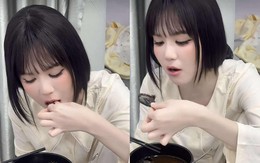 Món ăn đen sì mà Ngọc Trinh tấm tắc khen ngon, nhiều người vừa nhìn đã sợ, có gì độc đáo?