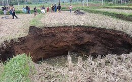 Ruộng lúa bất ngờ xuất hiện hố sụt sâu 5,7 mét, dân đổ xô đến xem