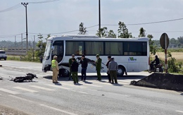 Va chạm với ô tô khách, 3 thanh niên đi trên xe máy bị thương nặng