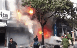 Hà Nội: Nhà cao tầng bốc cháy ngùn ngụt ở Hà Đông, nghi có cụ già mắc kẹt