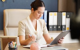 Nhan sắc thăng hạng và gu thời trang ấn tượng của Huyền Lizzie trong 'Cách em 1 milimet'