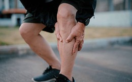 Sau tuổi 60, đi bộ vẫn đều đặn nhưng đôi chân yếu dần: 5 dấu hiệu không nên bỏ qua