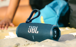 One-bag travel: Vì sao loa kiêm pin dự phòng vẫn cần giữ tiếng sạch khi mở lớn?