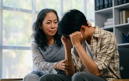 "Mẹ ơi, con đi làm đã quá mệt rồi!": Câu nói lúc nửa đêm của con trai khiến tôi lặng người nhìn lại sai lầm năm xưa