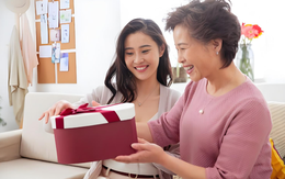 Con dâu bỏ tiền triệu mua áo biếu mẹ chồng, vài ngày sau chết lặng khi thấy chiếc áo được mặc trên người bác hàng xóm