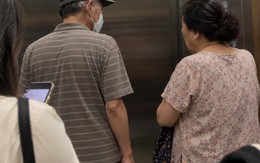 Gặp bố chồng chị đồng nghiệp trong thang máy, tôi không tin vào những điều mắt thấy tai nghe