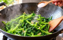 Xào rau muống cho muối trước hay sau? 3 mẹo giúp rau xanh, giòn, không ra nhiều nước