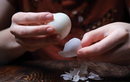 Luộc trứng cho muối hay giấm vào nước: Mẹo nào giúp róc vỏ, lòng đỏ không bị thâm?