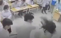 Hà Nội: Khởi tố, bắt tạm giam nam sinh lớp 12 đánh cô giáo gãy xương mũi