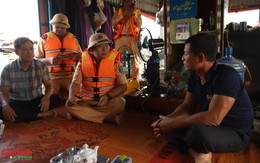 Hà Nội: Tặng áo phao, vận động người dân vạn chài ký cam kết không dùng kích điện trên sông