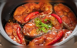 Mẹo kho cá thịt chắc xương nhừ: Thời gian ướp chuẩn và bí quyết chêm nước không bị tanh
